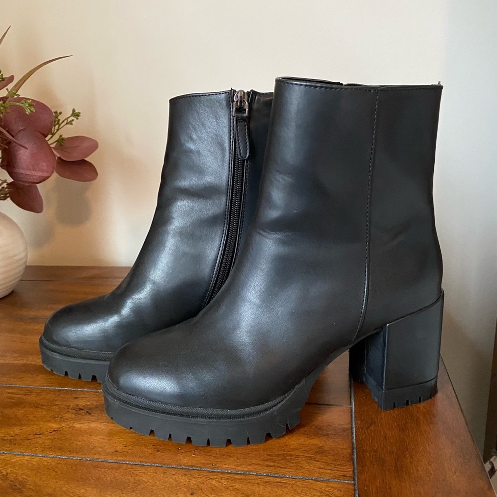 Like New! Aerosoles Ellie Platform Chelsea Boots, Black, size 7M